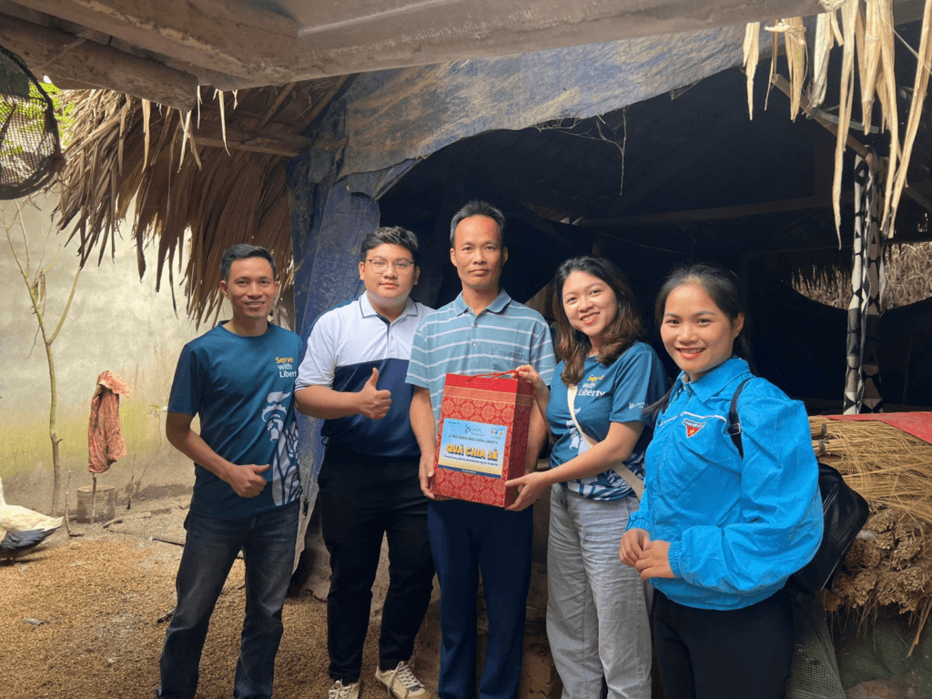 Tặng 28 mô hình sinh kế gà giống và hạt giống trồng cây cho các hộ gia đình bị thiệt hại bởi bão, lũ, sạt lở đất tại huyện Chiêm Hóa, tỉnh Tuyên Quang