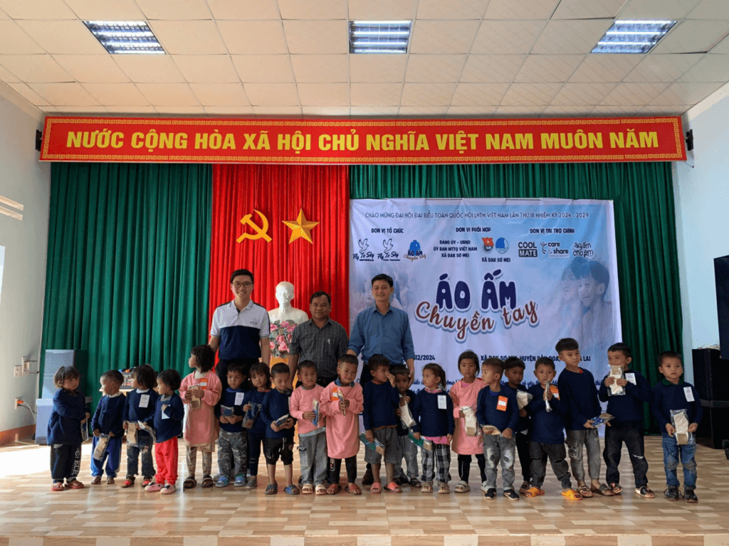 Gửi trao “nắng ấm” đến với các em thiếu nhi trên địa bàn xã Đak Sơmei, huyện Đắk Đoa, tỉnh Gia Lai