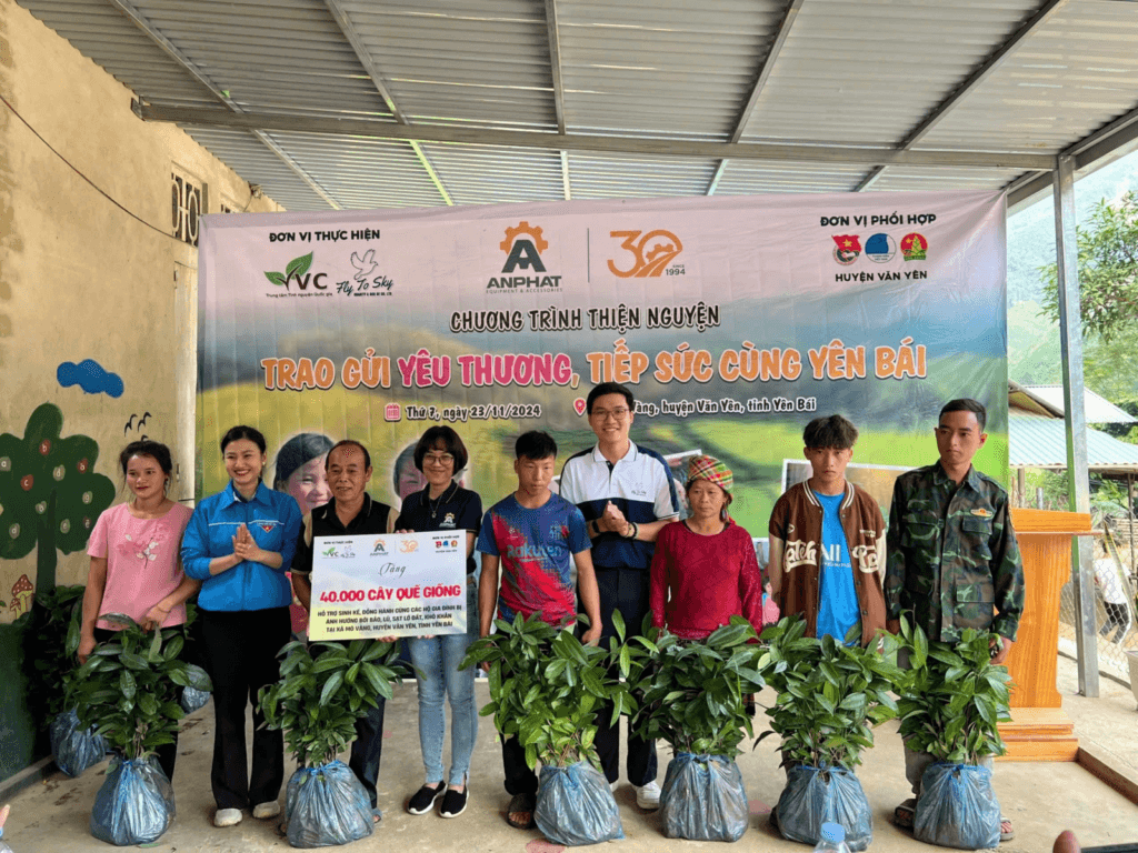 40.000 cây quế giống sinh kế cùng nhiều quà tặng chia sẻ cùng người dân khó khăn xã Mỏ Vàng