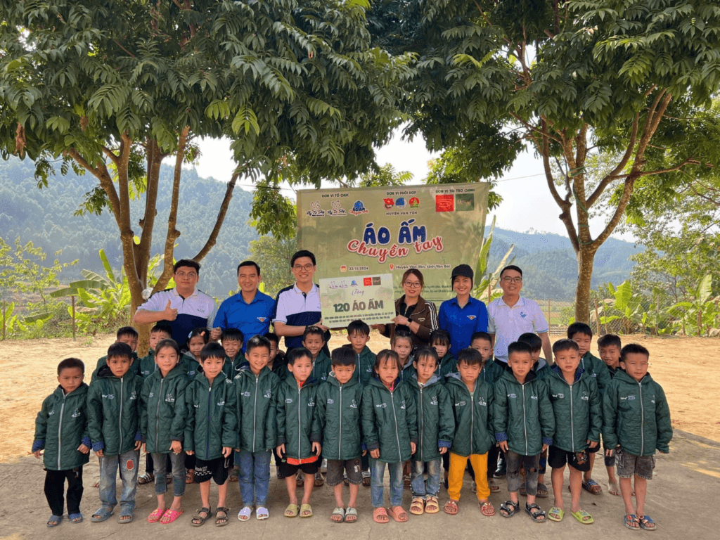 Red5 và Em&Me đồng hành cùng Fly To Sky trao gửi áo ấm đến các em học sinh tại xã Lang Thíp, huyện Văn Yên, tỉnh Yên Bái