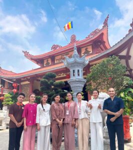 Tham gia khoá tu cùng các thí sinh Miss Cosmo