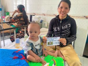 Trao tặng 50 Triệu Đồng cho bệnh nhi mổ phổi.