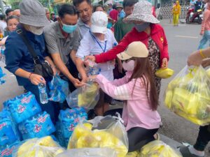 Phục vụ 800 suất ăn trưa cho bệnh nhân