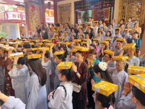 Cúng dường-Sớt bát-Dâng y cho 150 vị tăng ni